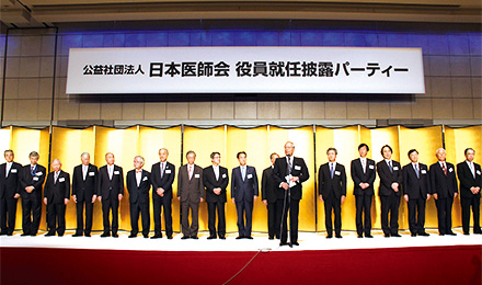 安倍総理始め多くの参会者が第3次横倉執行部の門出を祝う