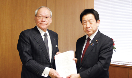 塩崎厚労大臣に地域医療介護総合確保基金に関する要望書を提出