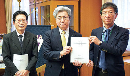 左から渡辺常任理事、中川会長、中井委員長
