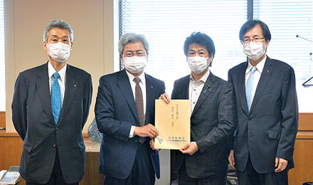 左から松本常任理事、中川会長、田村厚労大臣、今村副会長