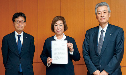 永岡文科大臣に日本医師会の学校保健に関する取り組みを説明