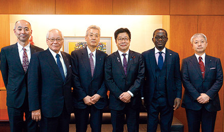 左から角田副会長、横倉名誉会長、松本会長、加藤厚労大臣、エナブレレ世界医師会長、今村常任理事