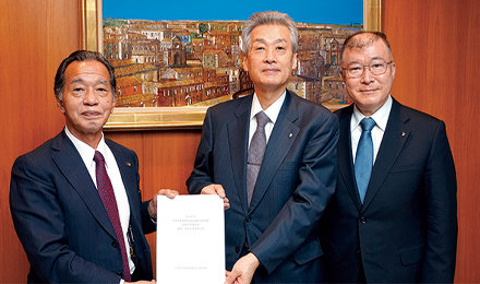 左から野田委員長、松本会長、釜萢常任理事