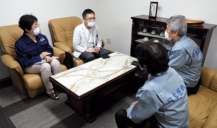 中通総合病院で被害状況の説明を受ける松本会長、細川常任理事