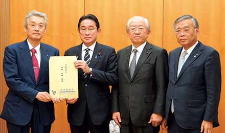 左から松本会長、岸田総理、高橋日歯会長、山本日薬会長