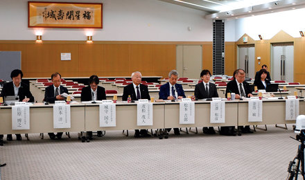 看護師等養成所の存続と看護学生を増やすための方策などについて議論