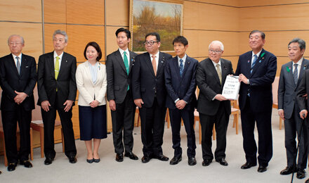 医療・介護・福祉の現場を守るため自民党国会議員らと共に石破総理に緊急要望を提出