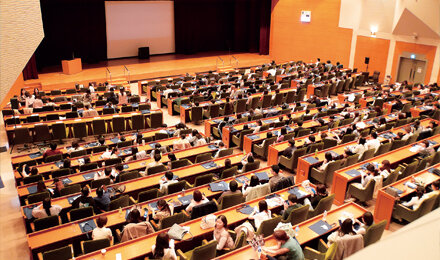 医学生で埋められた大講堂