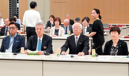 左から岩月日薬会長、松本会長、高橋日歯会長、高橋日看協会長（当時）