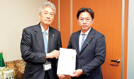 「2026（令和8）年度予算要求要望」を福岡厚労大臣に手交　医療機関の経営状況の改善のため補助金、診療報酬両面からの支援を要請
