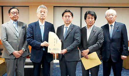 福岡厚労大臣、加藤財務大臣に補正予算の編成と、期中改定もしくはそれに相当する補助の早急な実施等を要望