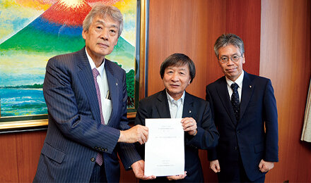 左から松本会長、池端委員長、長島常任理事