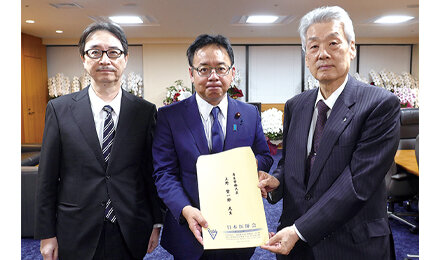 上野厚労大臣と会談し、補助金・診療報酬両面での機動的対応を要望