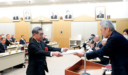 退職事務局長4名に感謝状を贈呈