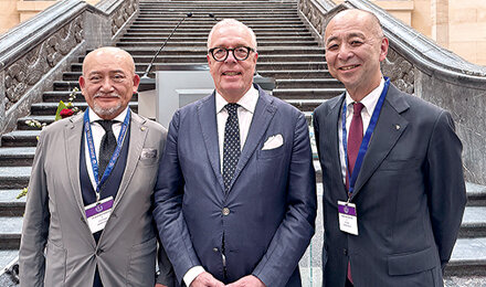 ラインハルト会長（中央）と