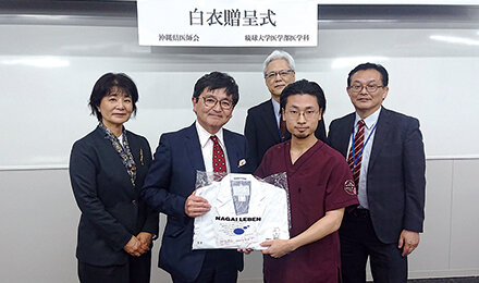 医学生に白衣を贈呈する田名沖縄県医会長（左から2人目）