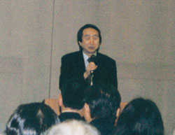 SARSについて講演する岡部氏
