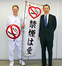 「禁煙は愛」─禁煙訴え徒歩で日本縦断／マーク・ギブンスさんが日医を表敬訪問（写真）