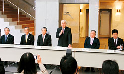 ���V����A�C��^��Ô�}������̕����]����ڎw���i�ʐ^�j