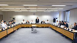 ��1����{��t��j�́i���́j�����ψ���^���{��t��j�́i���́j�̌������n�܂�i�ʐ^�j